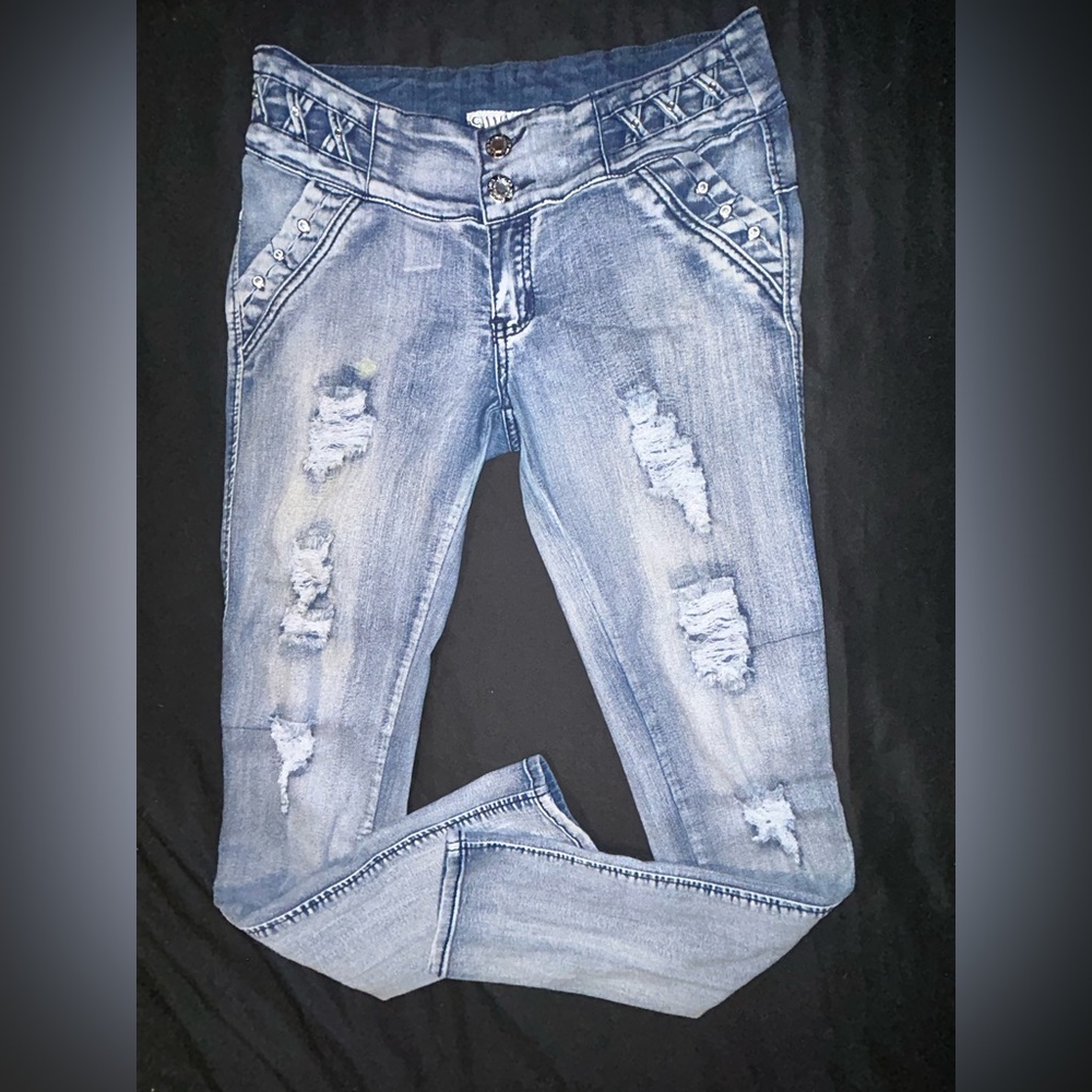 Silver diva women’s size 9 distressed, jeweled jeans